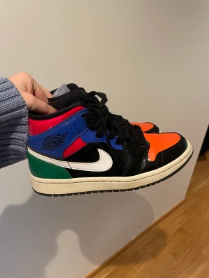 Jordan 1 - Jordans 1 mid, i väldigt fint skick. Storlek 37