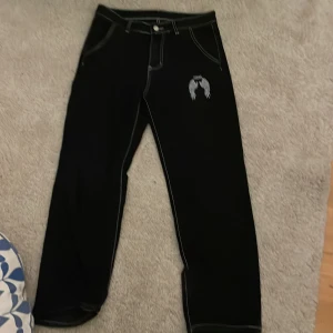 Baggy jeans med vingar - Ett par fina y2k-Baggy jeans med vingar på baksidan. Storlek M och köptes ifrån SHEIN. Säljs då jag har bytt lite stil