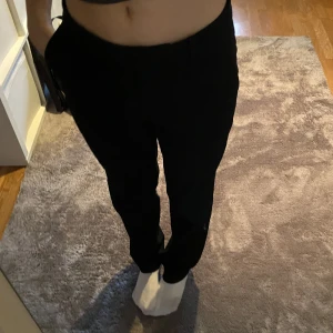 Svarta kostymbyxor  - Svarta kostymbyxor i storlek 36 från H&M