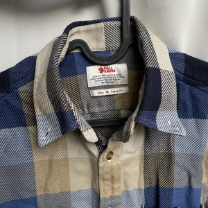 Fjällräven skjorta💙🤎 - Lite tjockare skjorta ifrån Fjällräven som är perfekt nu för vintern, i topp skick💙