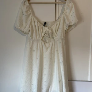 Klänning  - En jättesöt klänning från H&m. Passar som midsommarklänning eller till studenten🤷‍♀️💗Det finns en mörk fläck lite längre ner på klänningen.  (Kunden betalar frakten)
