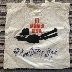 Tygväska - Vit tygväska med trycket ”att angöra en brygga” :)