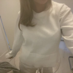 Tröja  - Vit tröja från bikbok köpte i våras💕💕pris kan diskuteras 