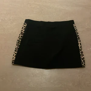 Mjukis kjol - Den har leopard mönster på sidorna
