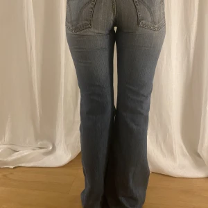 Lågmidjade jeans  - Lågmidjade jeans köpta här på plick men de är tyvärr lite små vid midjan för mig. Super snygg blå färg på jeansen med inga tydliga defekter. 🙌🙌 Midjemått: 39cm Innerben 83cm  