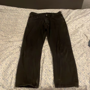 3 par weekday jeans - Jag säljer 3 par weekday jeans(Baggy, loose jeans) i bunt,  alla tre tillsammans för 199kr. Jeansen är använda men har inga defekter direkt. För mer info, kom privat