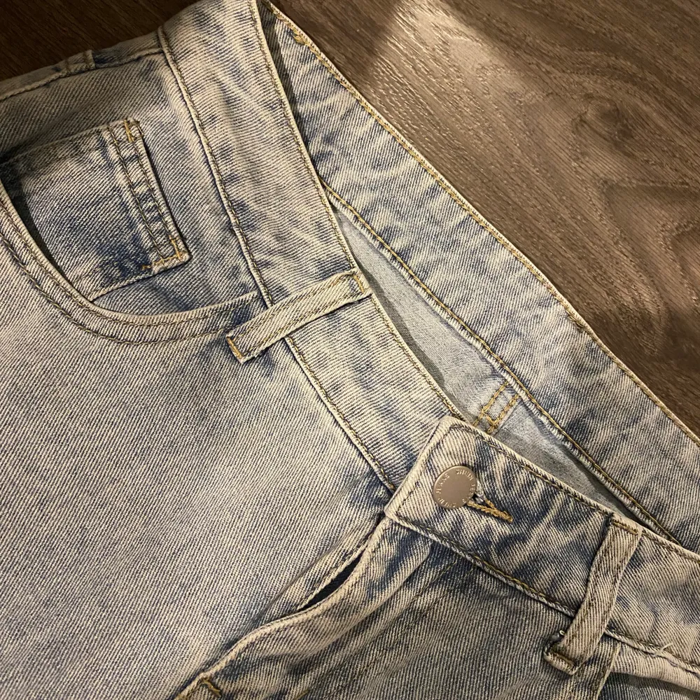 Söta lågmidjade, typ utsvängda jeans med fjärilsmotiv i storlek S💞💞buda?. Jeans & Byxor.