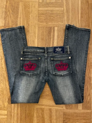 Victoria Beckham Jeans - Lågmidjade bootcut jeans ifrån Victoria Beckham Jeansen har defekter längst ner på benen, men kan lätt sys ihop. Skriv för närmare bilder på slitningarna!