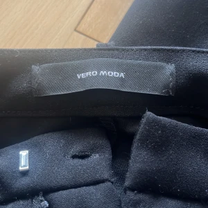 Svarta kostymbyxor  - Kostymbyxorna var för stora när jag köpte dom, därför knappt rörda. Dom är mid. 