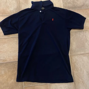 Ralph lauren piké  - Det är en piké från Ralph lauren, använd i nån månad Inge fel på tröjan, som ny. Bara att skriva för fler frågor👍