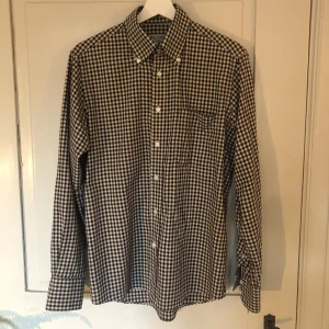 Balmain skjorta - Snygg rutig Balmain skjorta i bra skick utan några defekter i storlek 40/86 vilket motsvarar ungefär Medium. Nypris: 5000 kr. Skriv gärna om du har några frågor!