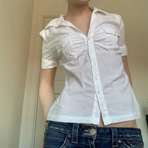 Blus  - Så fin skjort-blus med fickor på bröstet🤍Superbra skick!