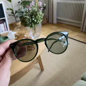 Tjusiga solglasögon i grönt från Other Stories. Haft dem i 4 år och känner att det är dags för någon annan att bära dessa gröna skönheter. Minimalt slitage! 