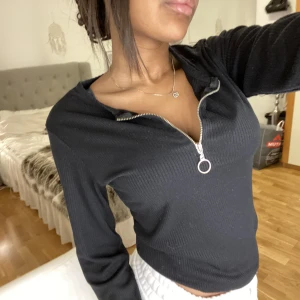 Svart långärmad tröja  - Säljer denna då jag har 5 miljoner svarta tröjor. Köparen står för frakt 📦 