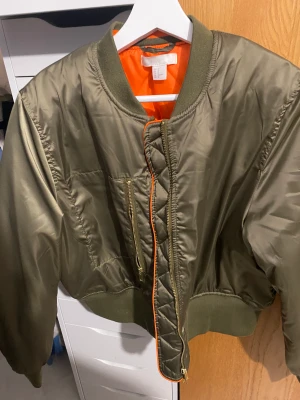 Jacka 🧥  - Jacket from h&m, more like a crop top jacket💚