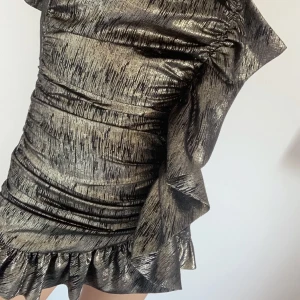 Festklänning - Supersnygg festklänning/nyårsklänning med lapparna kvar från zara. Endast testad! Skriv för fler bilder🥰