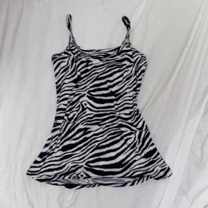 Zebra linne🤍 - Säljer detta ursnygga zebra linnet! Storlek s men skulle säga passa någon mellan xxs-m då det är litet men väldigt stretchigt!🤍🖤