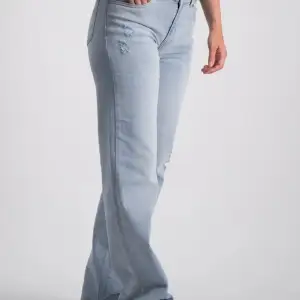 Knappt använda levis jeans från kidsbrandstore. För referens har jag annars 32 i längd. Det sitter ett resårband inuti vilket gör att midjan är justerbar. Storlek 14år