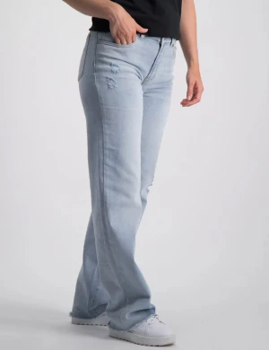 Levis jeans - Knappt använda levis jeans från kidsbrandstore. För referens har jag annars 32 i längd. Det sitter ett resårband inuti vilket gör att midjan är justerbar. Storlek 14år