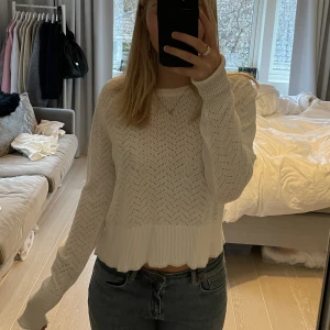 Vit stickad tröja mitt silverdetaljer storlek M - Storlek M men den passar XS och S med. Den är så skön i materialet och den är i bra skick! Tycker den är så snygg. Inte använt den så mycket. Nypris är cirka 550kr. Märket är 