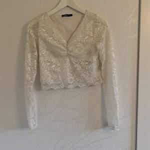 Jag säljer en vit spets tröja. I storlek S.  Använd ett fåtal gånger. Nypris: 300kr Säljer för:150kr