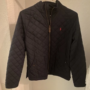 Ralph lauren jacka - Snygg jacka i bra skick. Storlek L 14-16. Passar er som brukar ha S i vuxenstorlek.