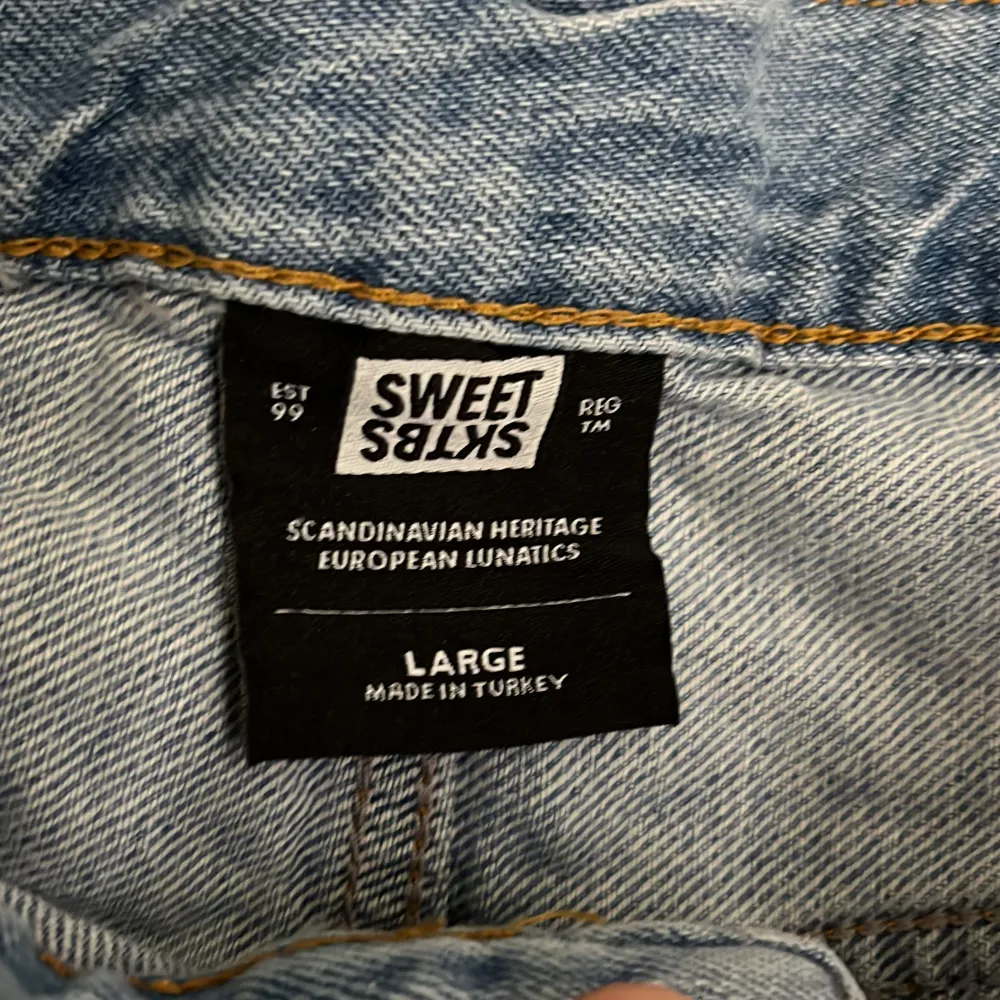 Tja. Säljer jeansshortsen då de satt för stort och inte va min stil. Testade en gång.. Shorts.