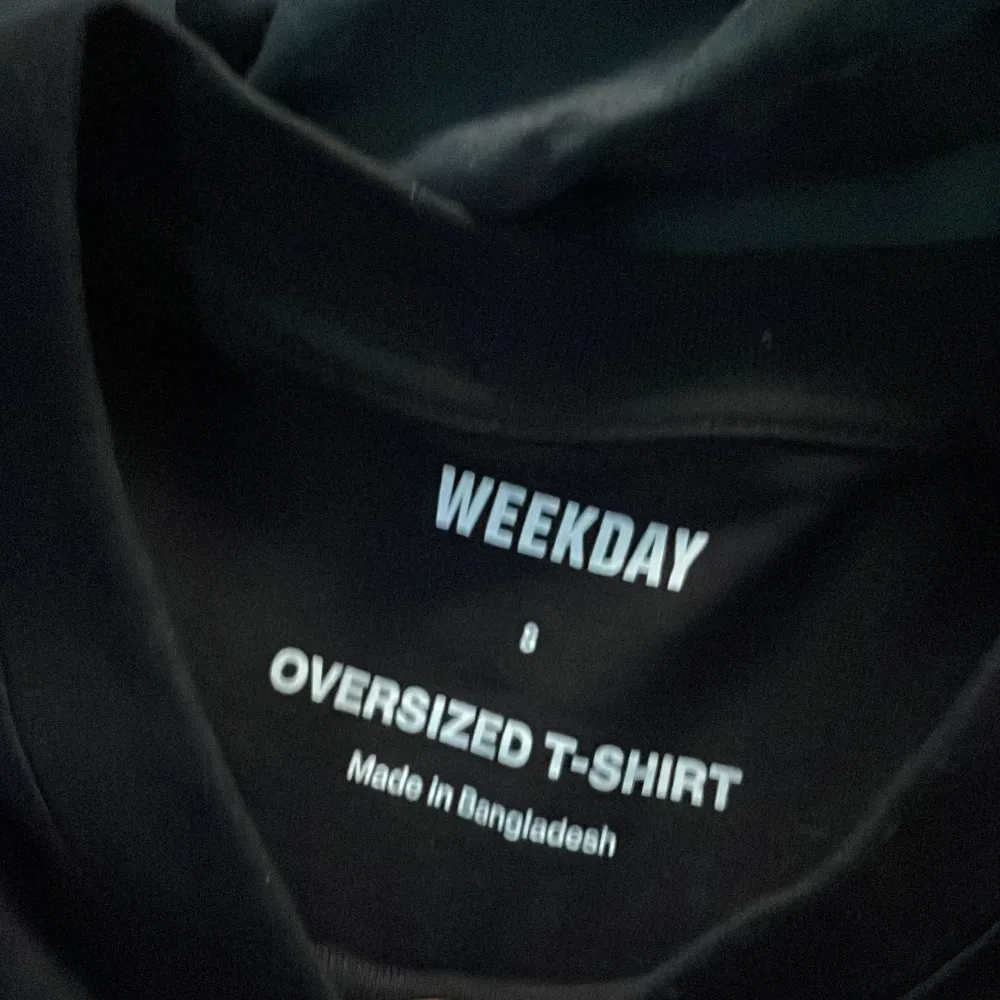 En svart WEEKDAY t-shirt som aldrig är använd, oversize. Köpt för 300. Vid frågar är det bara att skicka.. T-shirts.