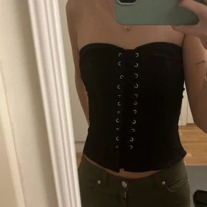 Korsett/topp - Säljer nu min fina korsett/topp funkar till allt! Så snygg och skön, dragkedja i ryggen, skriv vid frågor 💕