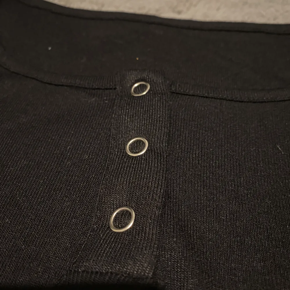Svart tröja med knappar från ”dazy” - shein i jättemysigt material! storlek S💞 endast testad & priset går absolut att diskuteras!!. Tröjor & Koftor.