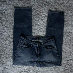 Mörkblå jeans, midwaist regular fit. Från CareOfCarl, köpte för 2699kr.