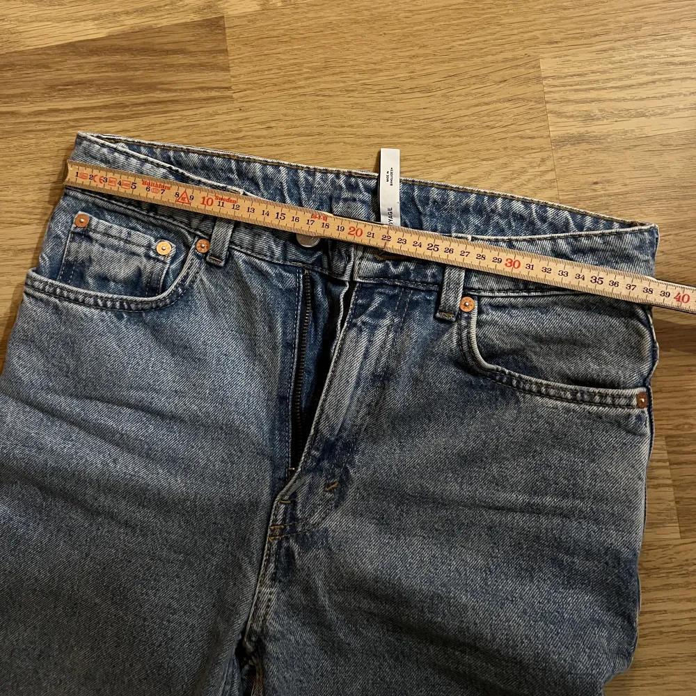 Raka jeans från Weekday i modellen ”voyage” . Jeans & Byxor.