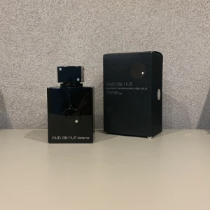Club de Nuit Intense man - Säljer nu min CDNIM eftersom parfymen inte passade mig, doften är en klon på Creed aventus. Ca 100ml kvar av 105. 