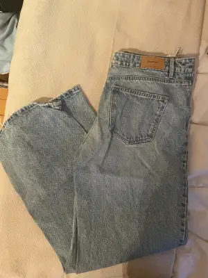 Raka jeans från Stradivarius, sitter super snyggt på och säljer dem för de tyvärr inte passar längre, medelhög midja och normal längd i benen 