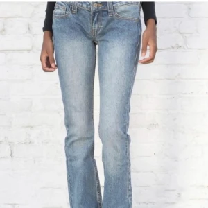 Brandy mellvie lågmidjade jeans - lågmidjade bootcut från brandy mellvie. jättelite slitning längst ner då dem är väldigt långa
