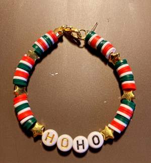 HOHO armband till salu😻🎄 Pris: 25kr+ frakt😻❤️ Ett jätte fint armband i färgerna röd vit och grön😻🎄  Perfekt att ge i julklapp eller att ha själv 😻 Postas inom 48 timmar vid beställning 🎄😻
