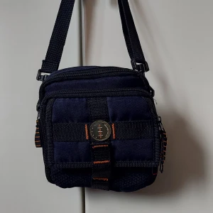 Väska - Super bra skick! Knappt använt(: kan ändra längden på bandet för väskan