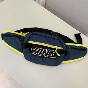 Väska Vans - En crossbody väska från Vans. Använd tre gånger så i nyskick. Den har många olika fack.