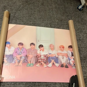 BTS poster - Fint skick, som ny! Aldrig använd tar endast plats just nu för mig😩 Kommer inte ta fler bilder! Köp inte om ni känner er obekväma med det.
