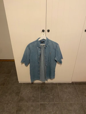 Jeans skjorta  - Jeans skjorta från polo ralph lauren, något sliten under ärmarna, bild finns☝🏻storlek medium slim fitt