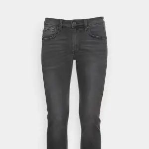 Säljer dessa svarta pepe jeans! Det står att de är w8 men tycker typ att de motsvarar w24! De är high waist men tycker att de är mid waist! Säljer billigt!🤍🤍