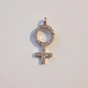 Venusymbolen berlock  - Berlock med venussymbolen. Fint skivk och med stenar ♀️