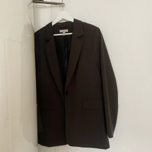 Brun kostym  - Brun kostym från H&M, använd en gång.  Byxa: storlek 38  Kavaj: storlek medium 