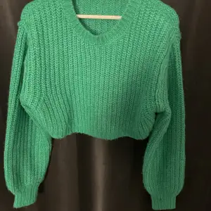 En grön fin och tjockt stickad tröja från zara. Storlek S, säljer pågrund av att jag inte använder den.