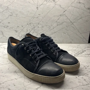 Lanvin DBB1, EUR 47 - Säljer mina Lanvin DBB1 i mörkblått. Skorna är i använt skick och inköpta för strax över 4000 på Miinto. Storleken är 47. Hör av dig vid funderingar. Box medföljer!