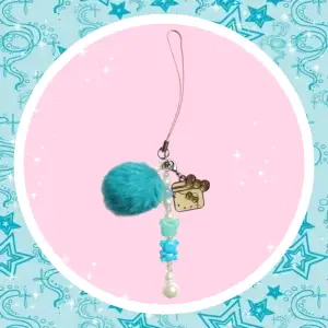 ❤️NYTT SÄNKT PRIS ❤️ Metall Hello Kitty Berlock med blå pompom och matchande pärlband. Passar perfekt att hänga på mobil/väska/nycklar! Frakt 18kr via swish, KÖP NU funkar också! 🌷Samfraktar, säg bara till 💗