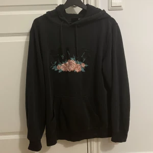 HUF hoodie - Snygg och bekväm hoodie från HUF. Bra skick, inga defekter. Passar på vem som även mindre då den är fin som lite oversize. 