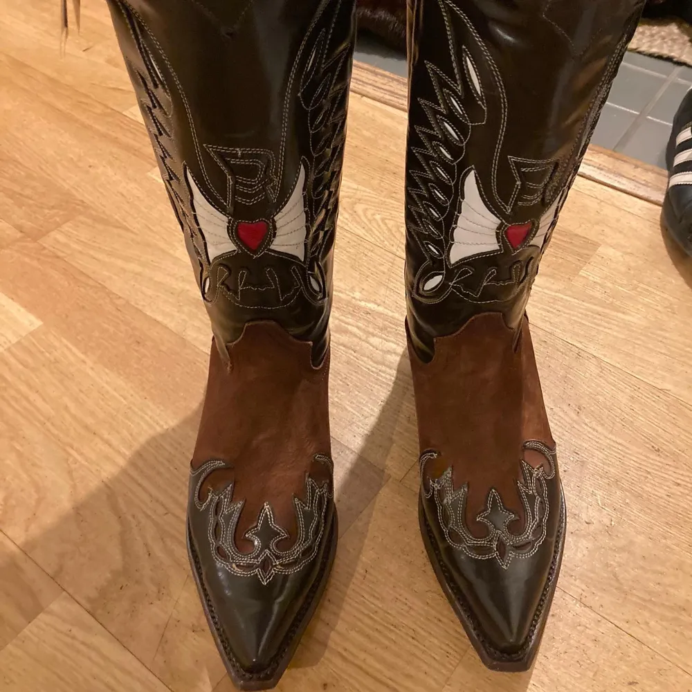 Sprillans nya cowboy boots i läder med nya sulor och allt! Fina röda detaljer🎈❤️. Skor.