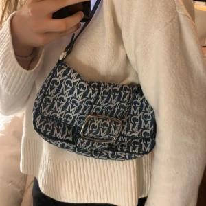 Väska från Mango - Jättefin, retro aktig axelbandsväska från Mango. Använd fåtal gånger. Priset kan diskuteras💕