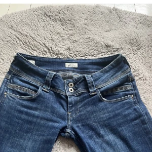 Low waisted jeans - Jättesnygga pepe jeans som tyvärr var förstora för mig. Priset kan diskuteras💗 73 cm innerbenslängd. 